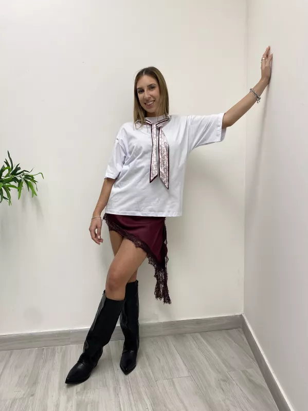 T-shirt con Foulard 1
